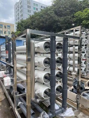 अच्छी कीमत आउटपुट 5 स्टेज नगरपालिका जल आरओ सिस्टम 150-300 पीएसआई 380/440 वी बिजली आपूर्ति में ऑनलाइन