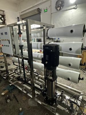 अच्छी कीमत 150PSI-300PSI दबाव 75% वसूली दर के साथ खारा पानी आरओ प्रणाली ऑनलाइन