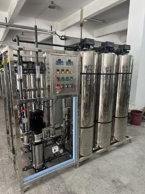 अच्छी कीमत 380V/50Hz बिजली आपूर्ति वाणिज्यिक आरओ प्रणाली नगरपालिका या कुएं पानी के लिए एकदम सही ऑनलाइन
